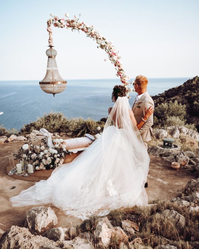 An absolute dream come true! All the elements of a perfect fairytale: the perfect venue, beautiful decorations, and a gorgeous bride and groom.
_______________

Weddingplanner @mallorcaprincess 
Pics @dominiclula_photography 
Flowers & deco @bombillas_y_flores 
cake @missfleurpalma 
Material @rentbytotapunt

—————————————————————

#weddingdestinations #mallorcahochzeit #heiratenaufmallorca#weddingplannermallorca#weddinginspiration#weddingplanning#mallorcaprincess#luxurywedding#luxuryweddingplanner#weddingdecor #weddingideas#topweddingplanner#weddingvenue#mallorcaweddingflowers#mallorcaweddingvenue#mallorcawedding#weddinginspiration#weddinglights#glamorouswedding#weddininnature#weddinginmallorca2023#weddinginmallorca#heiraten2023#heiratenaufmallorca#hochzeit#hochzeitsdeko#hochzeitslocation#hochzeitplanen#braut2023#mallorcahochzeitsplanner#bestwedding#bestweddingplanner