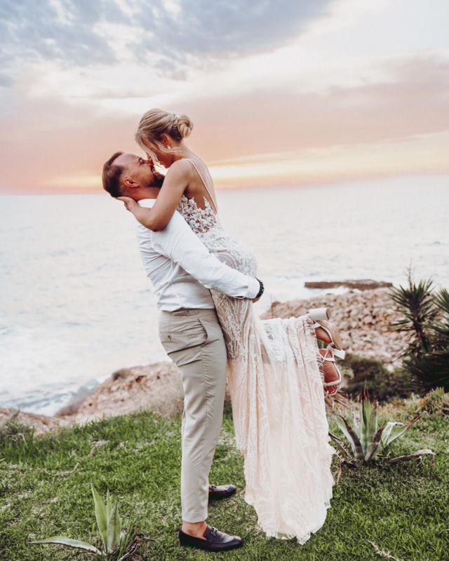 It’s all about love and sunsets! 🤍

______________________________

Weddingplanner @mallorcaprincess 
Pic @dominiclula_photography 
H&M @martalula_makeupartist 
Deco @otrocantardecoracion
.
. —————————————————————

#weddingdestinations #mallorcahochzeit #heiratenaufmallorca#weddingplannermallorca#weddinginspiration#weddingplanning#mallorcaprincess#luxurywedding#luxuryweddingplanner#weddingdecor #weddingideas#topweddingplanner#weddingvenue#mallorcaweddingflowers#mallorcaweddingvenue#mallorcawedding#weddinginspiration#weddinglights#glamorouswedding#weddininnature#weddinginmallorca2023#weddinginmallorca#heiraten2023#heiratenaufmallorca#hochzeit#hochzeitsdeko#hochzeitslocation#hochzeitplanen#braut2023#mallorcahochzeitsplanner#bestwedding#bestweddingplanner
